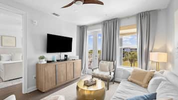 Appartement, Meerdere bedden (Gulf Place Residences 203) | Woonruimte | Televisie