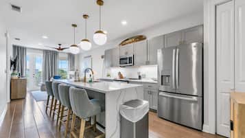 Condo, varias camas (Gulf Place Residences 203) | Cocina privada | Horno y tostadora