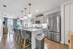 Apartamento, varias camas (Gulf Place Residences 203) | Cocina privada | Horno y tostadora