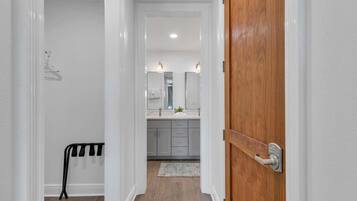 Condo, varias camas (Gulf Place Residences 203) | Interior
