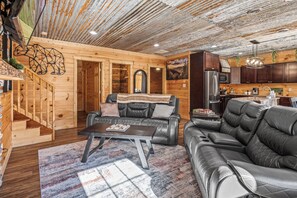 Smart TV, chimenea, futbolito y libros