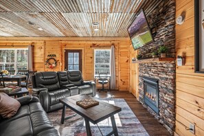 Smart TV, chimenea, futbolito y libros