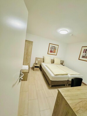 Individually decorated, individually furnished, desk, laptop workspace - Hotel Soad (Salach)
