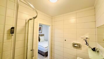 Comfort Single Room | Individually decorated, individually furnished, desk, laptop workspace