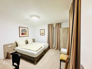 Individually decorated, individually furnished, desk, laptop workspace - Hotel Soad (Salach)