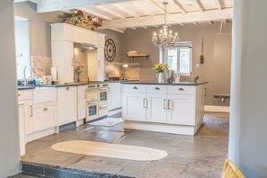 Oppvaskmaskin, høy barnestol, kjøkkenutstyr og spisebord