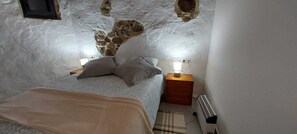 2 soverom, skrivebord, strykejern/-brett og reiseseng for barn