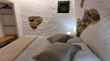 2 chambres, bureau, fer et planche Ă repasser, lit parapluie