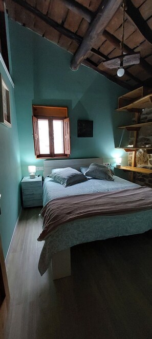 2 Schlafzimmer, Schreibtisch, Bügeleisen/Bügelbrett, Reisekinderbett