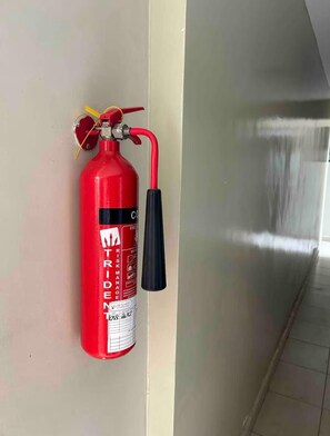 Serviettes fournies, savon, shampoing, papier toilette