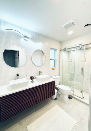 Douche, séchoir à cheveux, serviettes fournies, savon