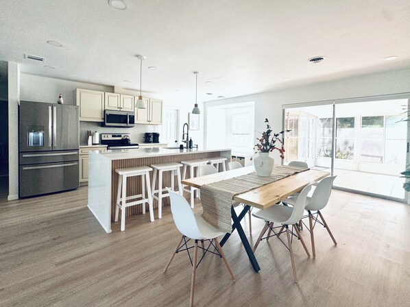 Réfrigérateur, micro-ondes, four, plaque de cuisson