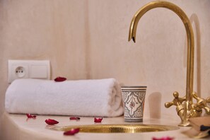 Douche, sèche-cheveux, serviettes fournies, savon