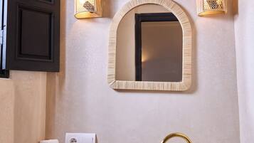 Secador de cabelo, toalhas de banho, sabonete, papel higiênico