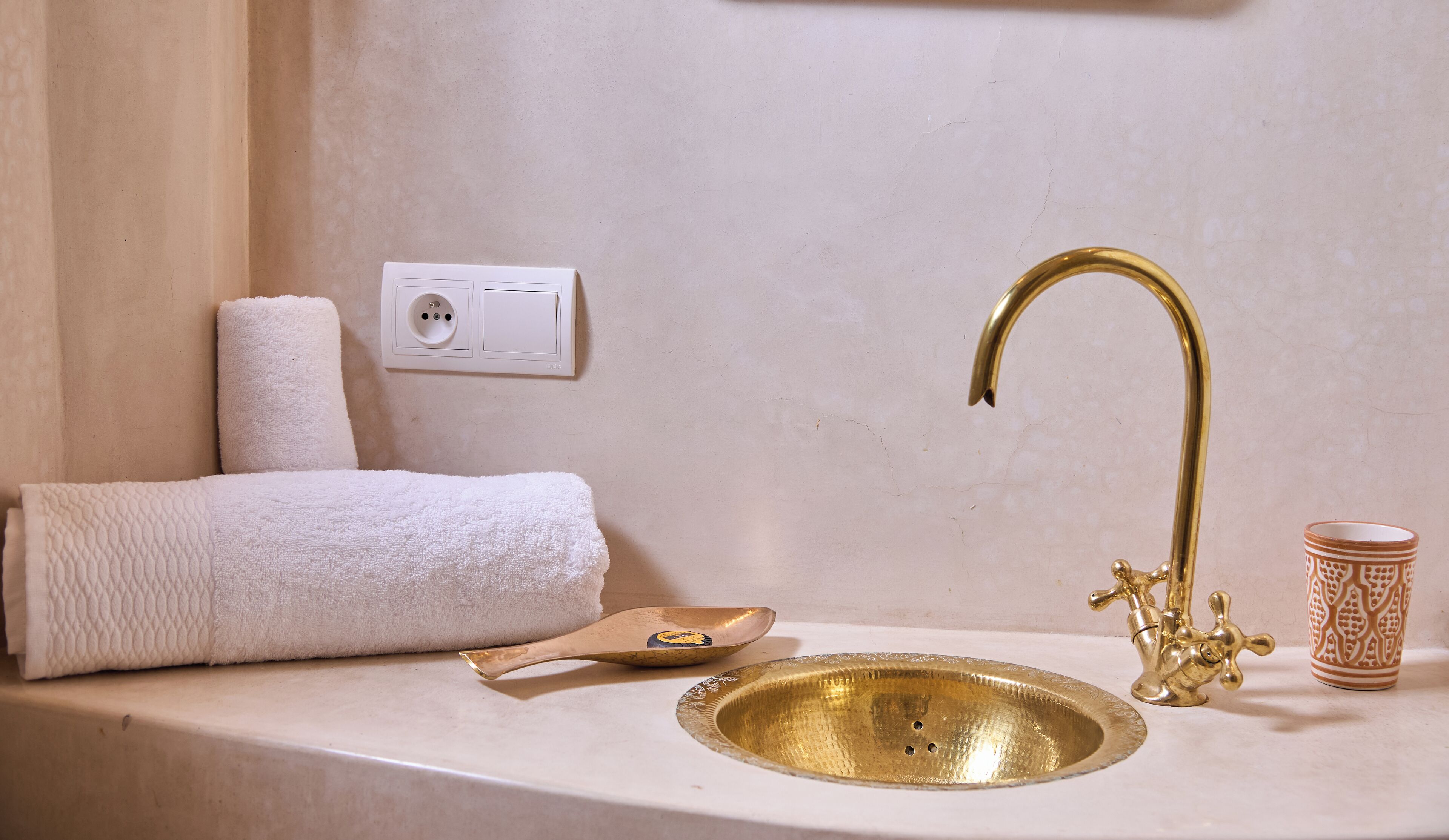 Haartrockner, Handtücher, Seife, Toilettenpapier