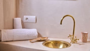 Hårtork, handdukar, tvål och toalettpapper