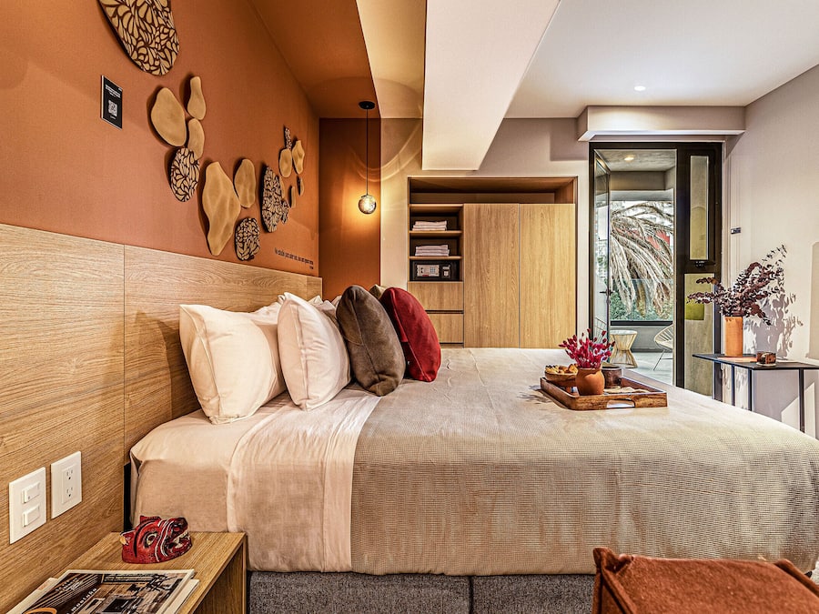 Ropa de cama hipoalergénica y caja de seguridad en la habitación