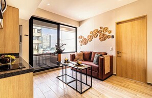 Apartamento exclusivo, balcón, vistas a la ciudad | Zona de estar | Smart TV de 50 pulgadas con canales por cable