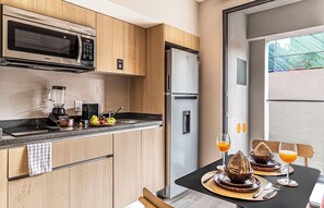 Apartamento Premier, balcón, vistas a la ciudad | Cocina privada | Frigorífico, microondas, placa de cocina y licuadora