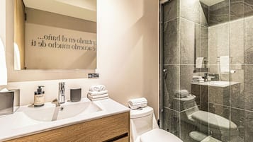 Apartamento sénior | Baño | Ducha, artículos de higiene personal de diseño y secador de pelo