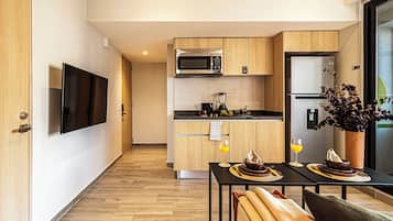 Exclusive Apartment, Balcony, City View | Private kitchen