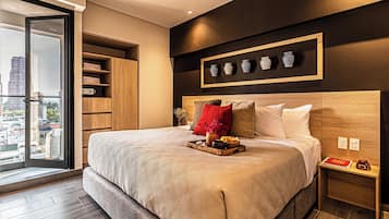 Family Apartment | Hypo-allergenic bedding available, in-room safe, laptop workspace