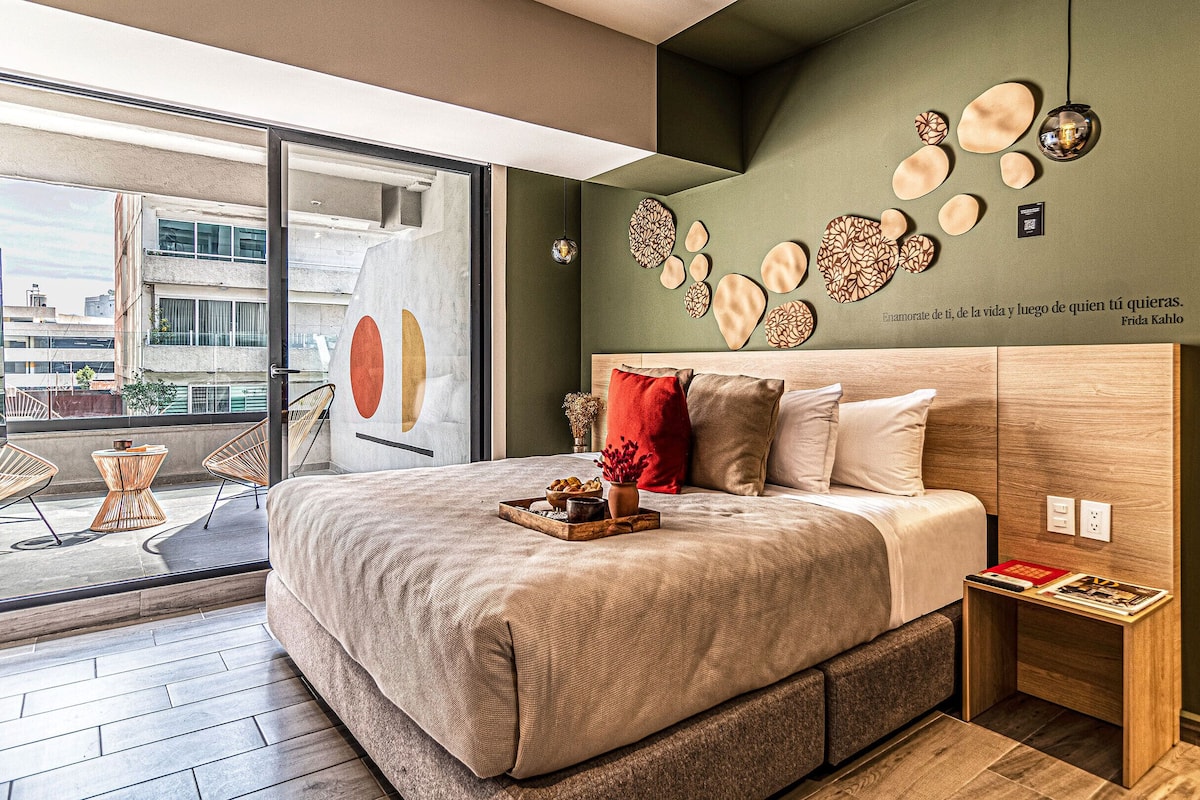 Elite loft, balkon, uitzicht op stad | 1 slaapkamer, hypoallergeen beddengoed, een kluis op de kamer