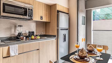 Premier-lejlighed - balkon - byudsigt | Privat køkken | Køleskab, mikrobølgeovn, kogeplade, blender