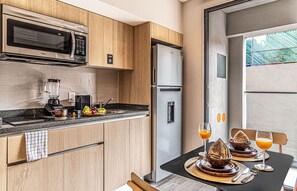 Apartamento Premier, balcón, vistas a la ciudad | Cocina privada | Frigorífico, microondas, placa de cocina y licuadora