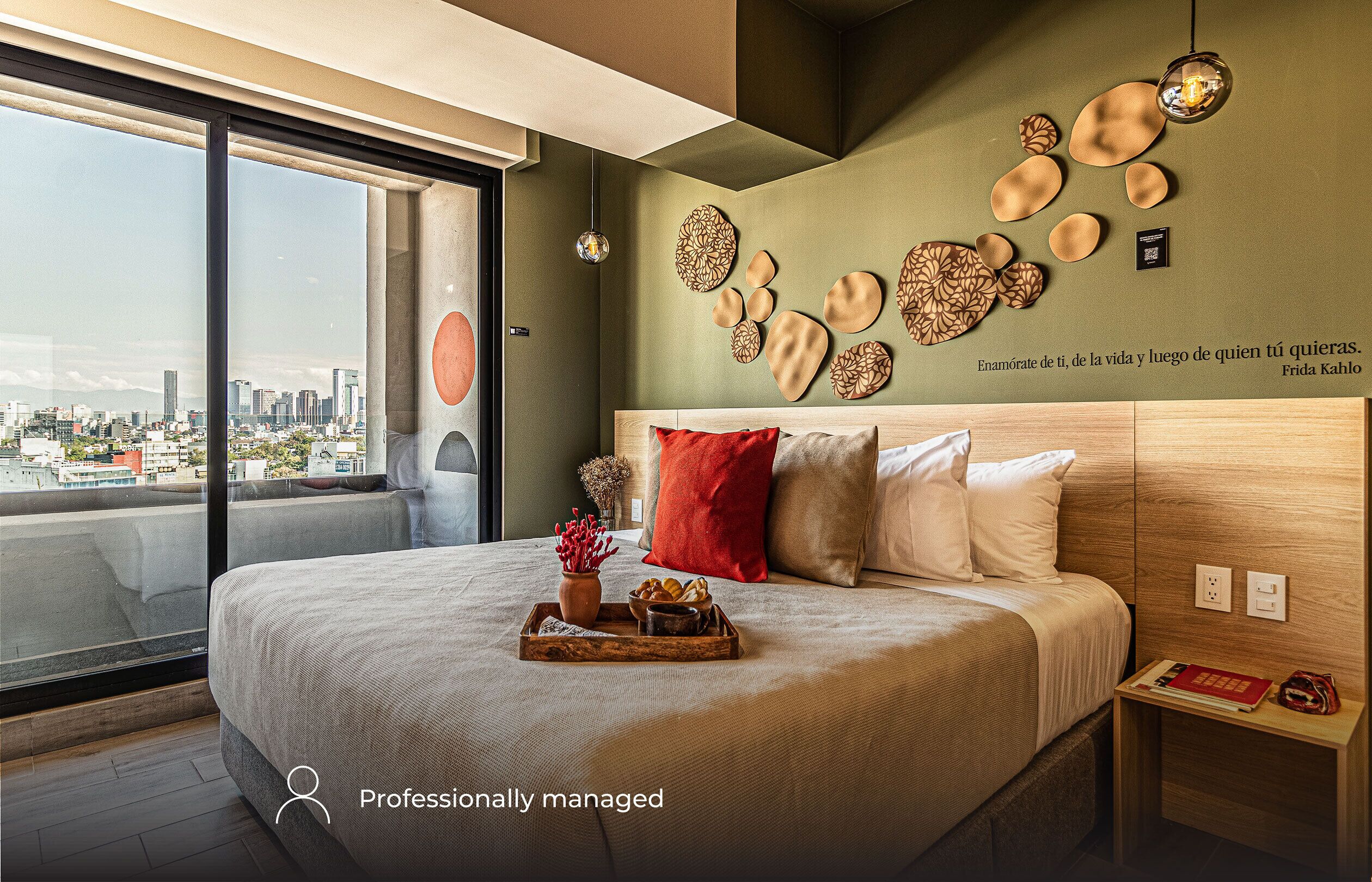 Loft Elite, balcón, vista a la ciudad | Ropa de cama hipoalergénica y caja de seguridad en la habitación 