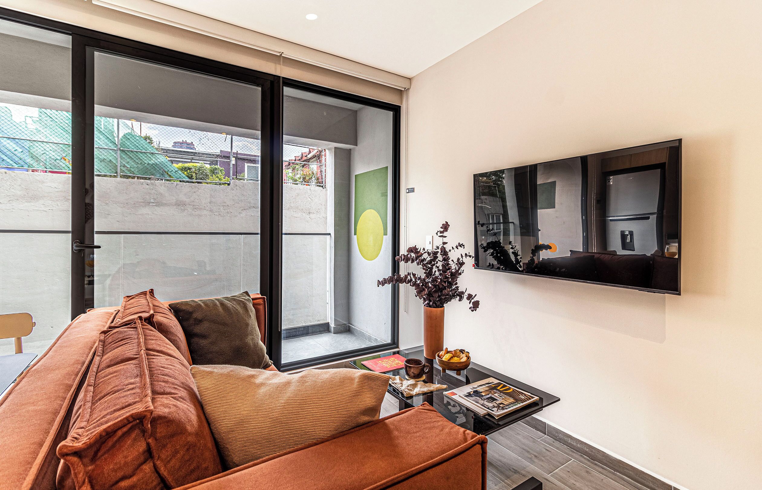 Apartamento premier, sacada, vista para a cidade | Área de estar | Smart TV 50 polegadas com canais a cabo