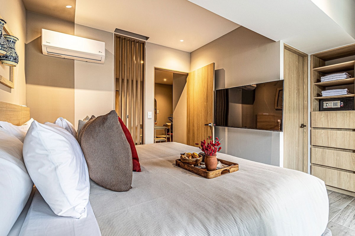 Signature appartement, balkon, uitzicht op stad | 1 slaapkamer, hypoallergeen beddengoed, een kluis op de kamer