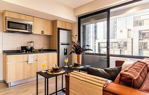 Apartamento exclusivo, balcón, vistas a la ciudad | Cocina privada | Frigorífico, microondas, placa de cocina y licuadora