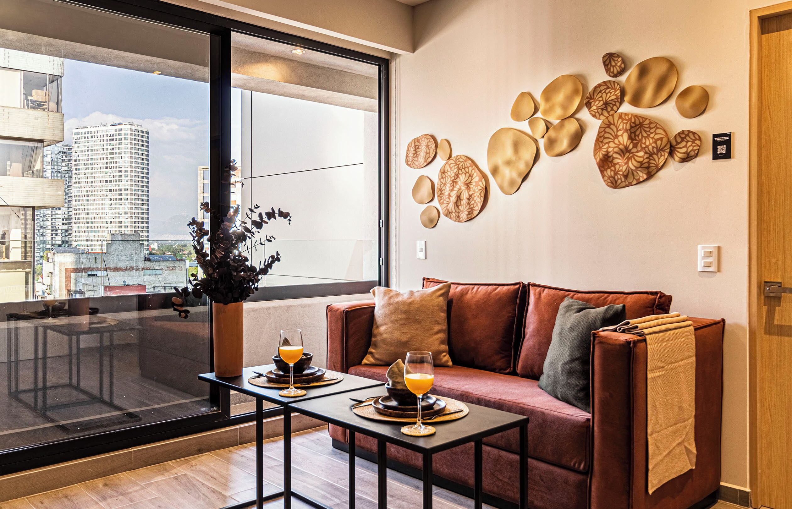 Apartamento exclusivo, balcón, vistas a la ciudad | Zona de estar | Smart TV de 50 pulgadas con canales por cable
