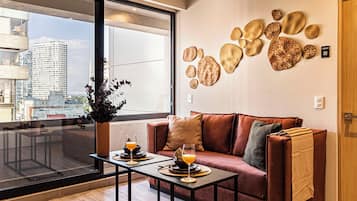Apartamento exclusivo, balcón, vistas a la ciudad | Zona de estar | Smart TV de 50 pulgadas con canales por cable