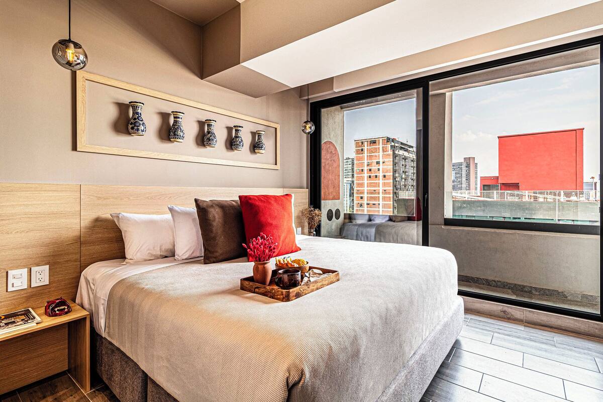 Signature appartement, balkon, uitzicht op de stad | Hypoallergeen beddengoed, een kluis op de kamer, een laptopwerkplek