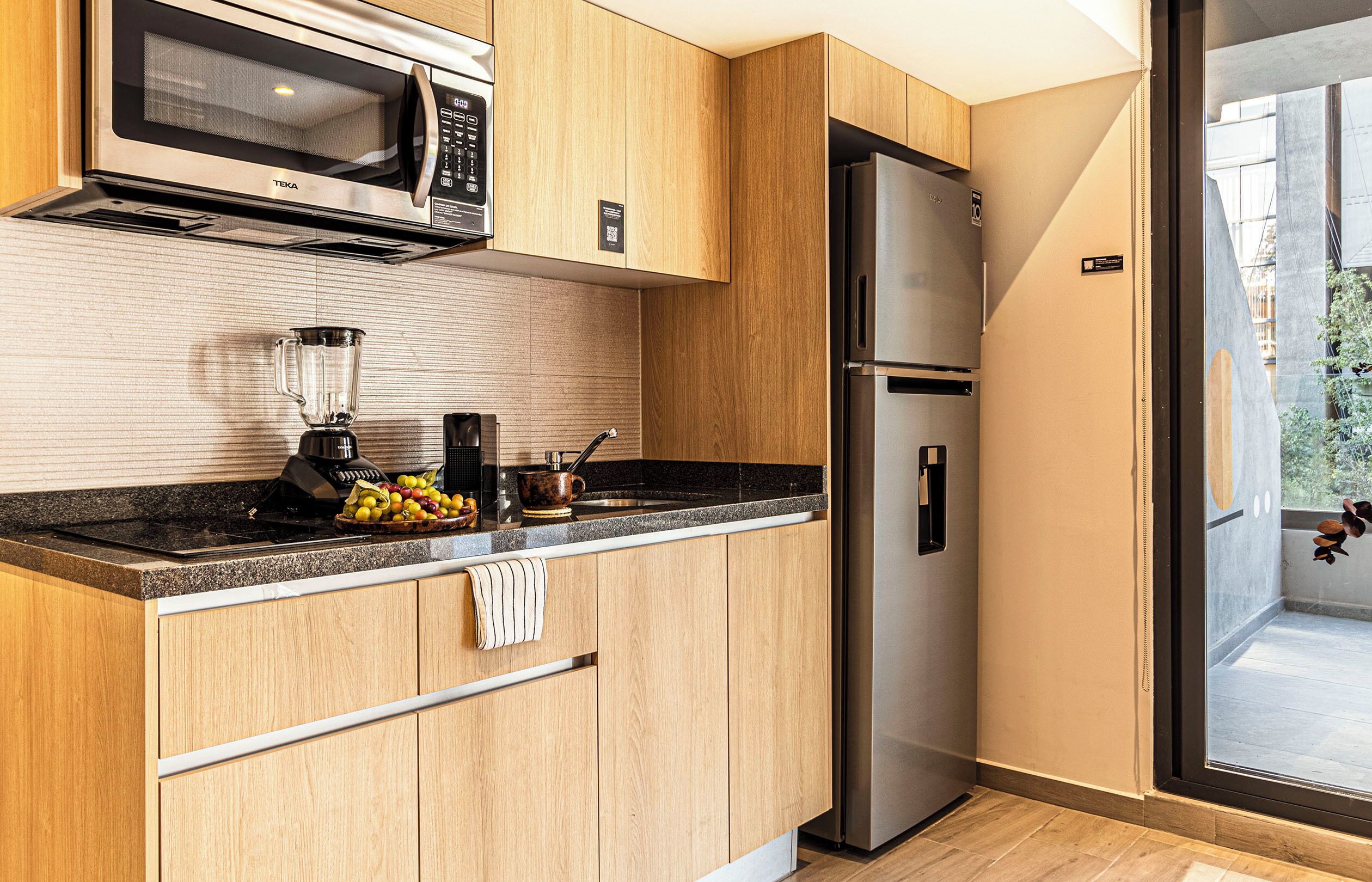 Departamento exclusivo, balcón, vista a la ciudad | Cocina privada | Refrigerador, microondas, parrilla de estufa y licuadora 