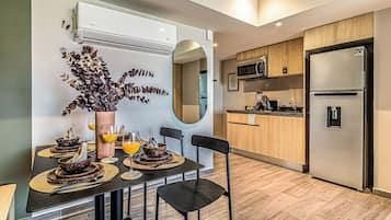 Loft Elite, balcón, vista a la ciudad | Área de sala de estar | Smart TV de 50 pulgadas con canales por cable