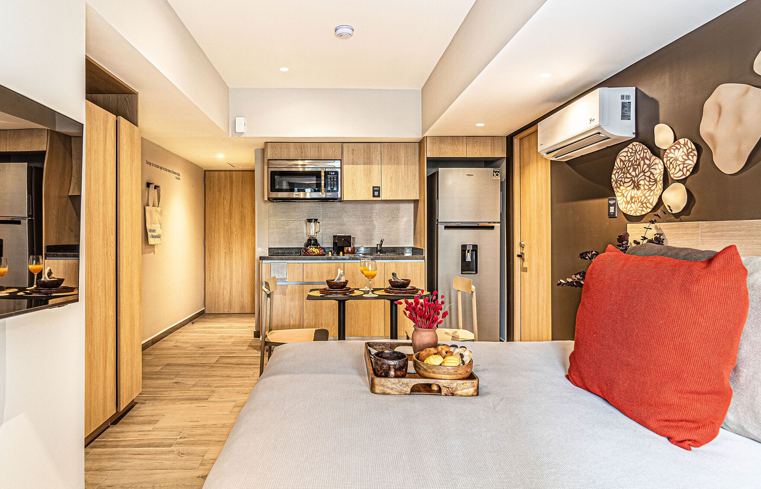 Ropa de cama hipoalergénica y caja de seguridad en la habitación 