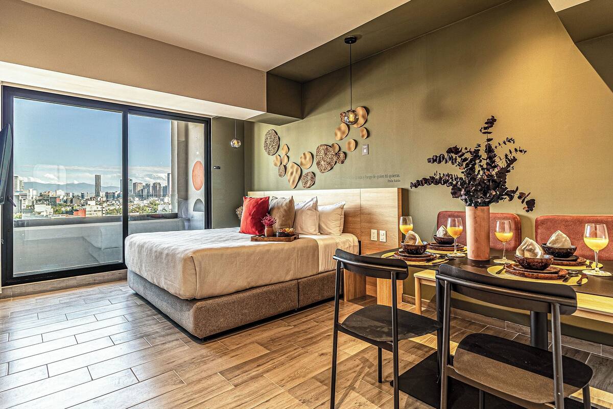 Loft Elite, balcón, vistas a la ciudad | Ropa de cama hipoalergénica y caja fuerte