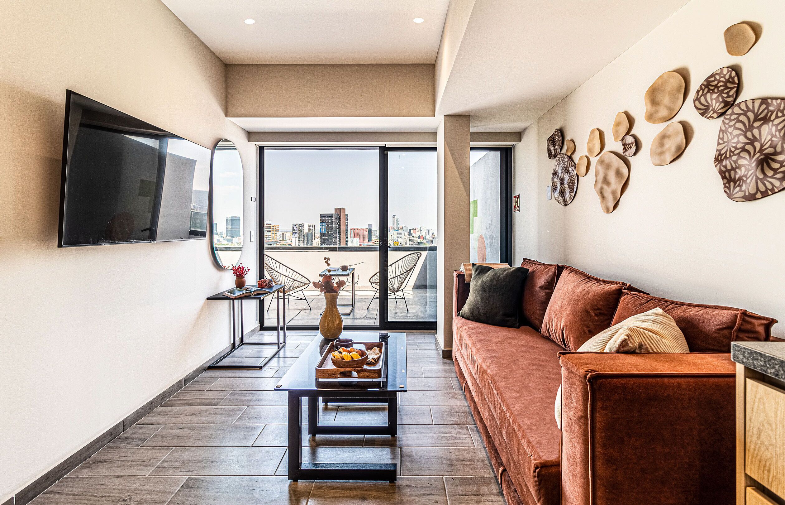 シニア アパートメント | リビング エリア | 50 インチのスマートテレビ (ケーブル放送視聴可)、Netflix、ストリーミングサービス