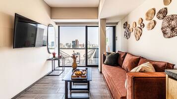 Leilighet – senior | Oppholdsområde | En 50-tommers smart-TV med kabel-kanaler samt Netflix