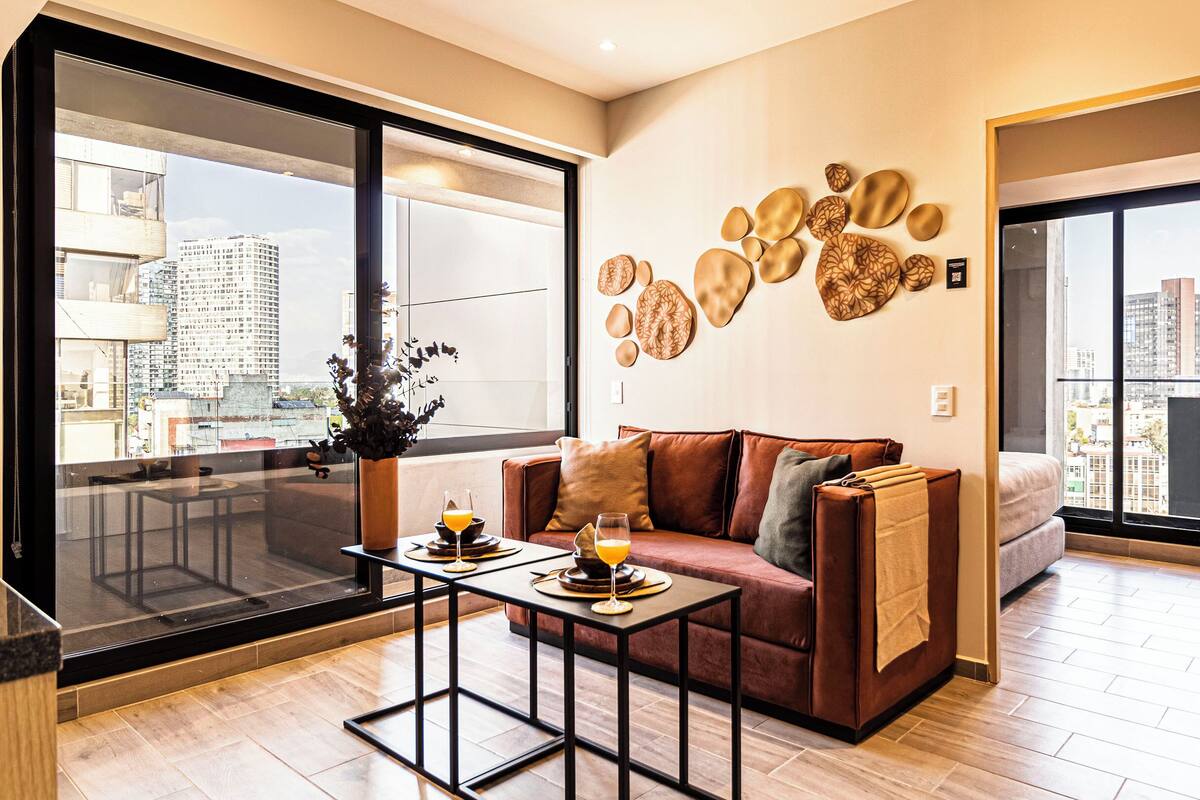 Apartamento exclusivo, balcón, vistas a la ciudad | Zona de estar | Smart TV de 50 pulgadas con canales por cable