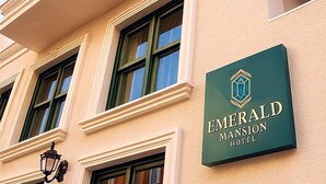 Un immeuble sur lequel est apposée une enseigne indiquant « Emerald Mansion Hotel ».