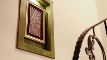 Una scala con un quadro appeso al muro.