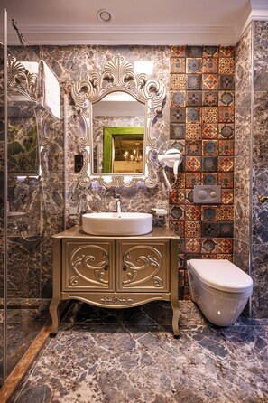Shower, free toiletries, hair dryer, bathrobes - Emerald Mansion Hotel – Special Class (Istanbul)