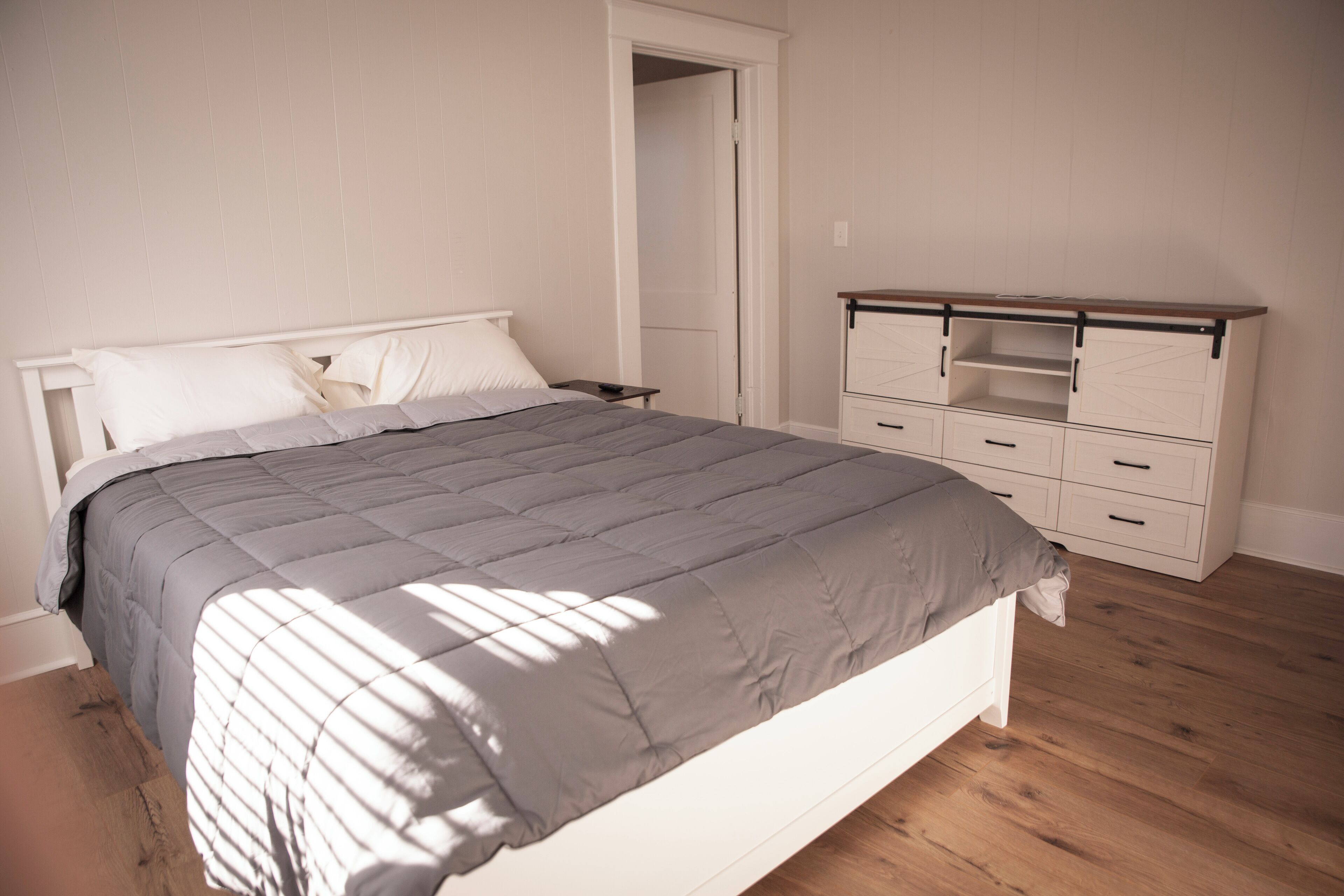 2 bedrooms, desk, WiFi, bed sheets