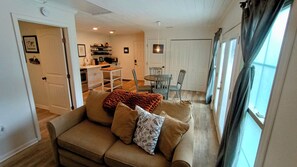 Smart TV, video games, DVD player - 15 minutes from the Nashville scene; enjoy our quiet suite for 2 or group of 4! (Nashville)