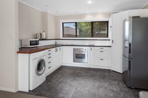 Kühlschrank, Mikrowelle, Toaster, Kochgeschirr/Geschirr/Besteck