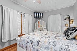 2 bedrooms, iron/ironing board, free WiFi, bed sheets - Centrally located, cozy, cottage style home in Paris, Arkansas. (Paris)